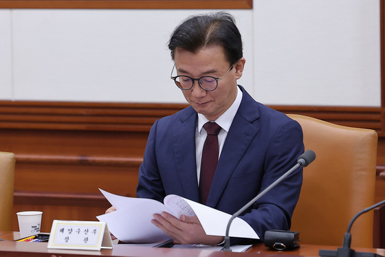 자료 살펴보는 전재수 장관