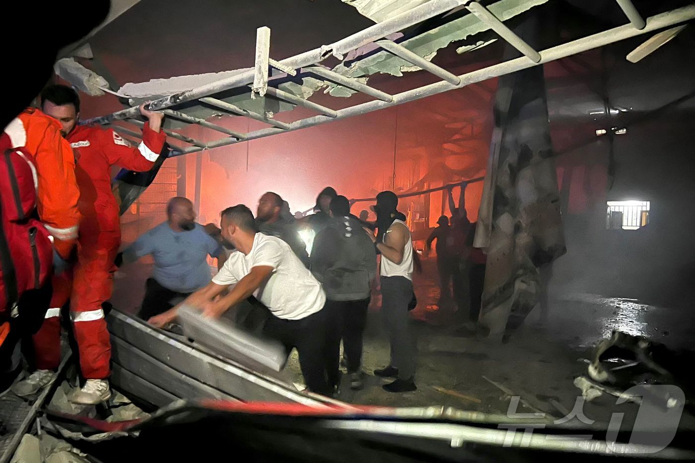 (시돈 AFP=뉴스1) 이창규 기자 = 이스라엘이 18일(현지시간) 레바논 남부 시돈 인근의 팔레스타인 난민 캠프를 공습해 구조대원들이 잔해 속에서 생존자를 수색하고 있다. 202 …