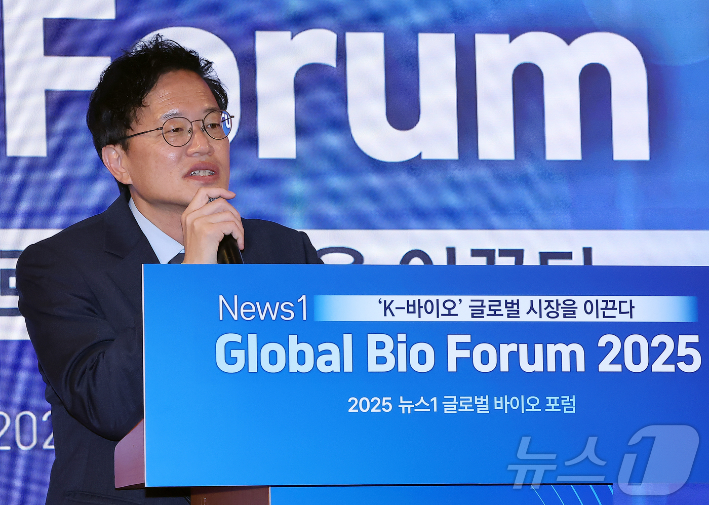 (서울=뉴스1) 김진환 기자 = 박주민 더불어민주당 의원(국회보건복지위원장)이 19일 오전 서울 중구 소공동 롯데호텔 사파이어볼룸에서 '뉴스1 글로벌바이오포럼(GBF) 2025’에 …