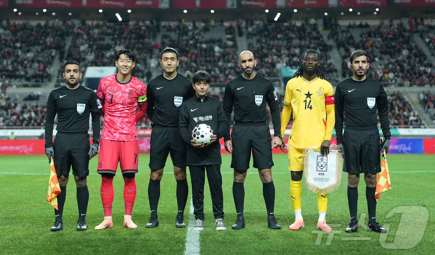 (서울=뉴스1) = 하나은행이 지난 18일 서울월드컵경기장에서 열린 대한민국과 가나의 축구 국가대표팀 A매치 경기에서 이주배경 가정 아동·청소년들에게 '매치볼 키드'와 '기수단'으 …