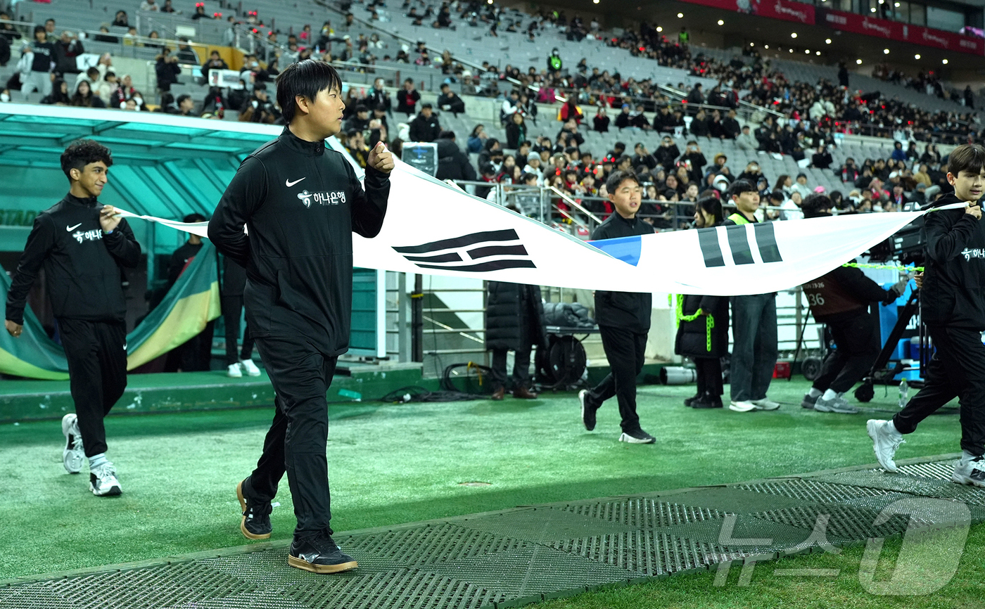 (서울=뉴스1) = 하나은행이 지난 18일 서울월드컵경기장에서 열린 대한민국과 가나의 축구 국가대표팀 A매치 경기에서 이주배경 가정 아동·청소년들에게 '매치볼 키드'와 '기수단'으 …