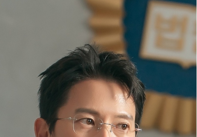 '판사 이한영' 지성, 적폐판사에서 부정 맞서는 판사로…스틸 공개