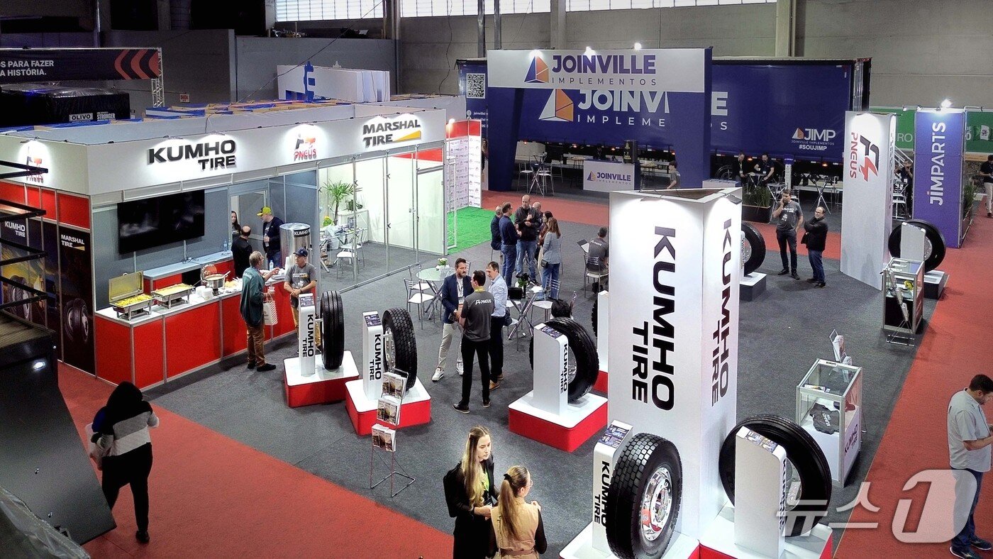 본문 이미지 - 브라질 산타카타리나주(州) 샤페코에서 11일(현지 시각)부터 나흘간 열린 '브라질 트럭·운송 박람회(FETRANSLOG)'에 금호타이어 부스가 설치된 모습(금호타이어 제공). 2025.11.11.
