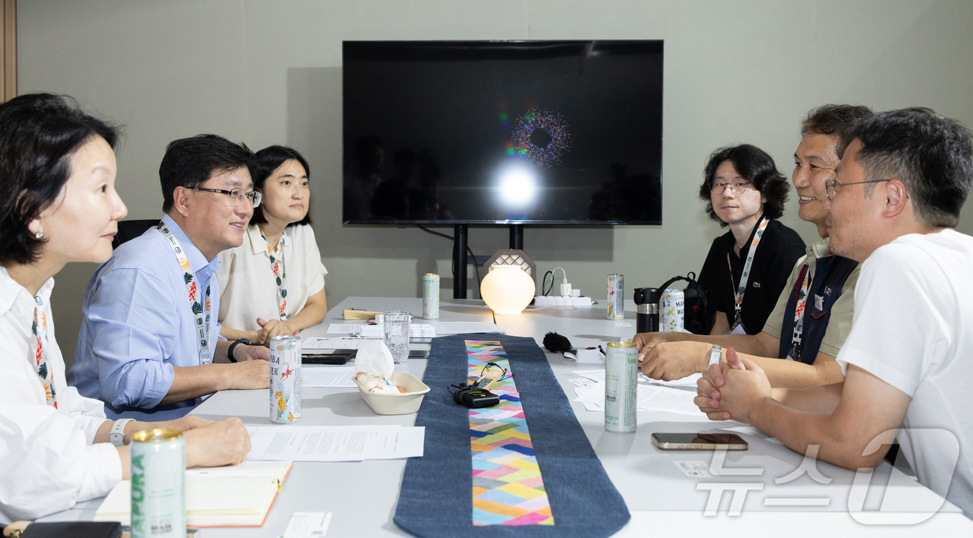 (서울=뉴스1) = 김성환 기후에너지환경부 장관이 18일 (현지시각) 브라질 벨렝에서 열리고 있는 제30차 유엔기후변화협약당사국총회(COP30) 참여 시민단체 대표단과 만나 의견을 …