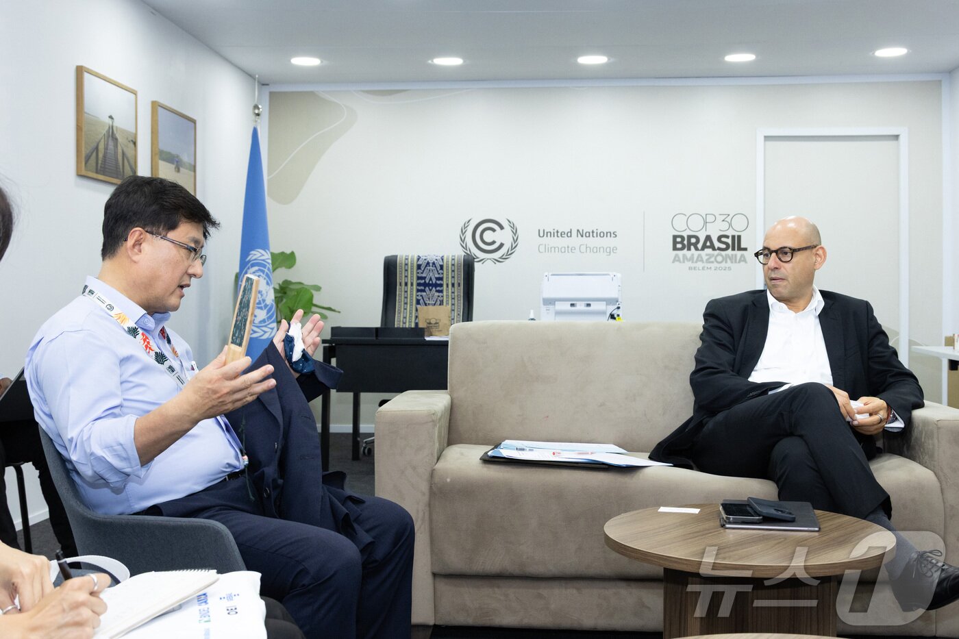 본문 이미지 - 김성환 기후에너지환경부 장관이 2025년 브라질 벨렝에서 열리고 있는 제30차 유엔기후변화협약당사국총회(COP30)에 참석해 사이먼 스틸 UNFCCC 사무총장과 만나 2035 국가온실가스감축목표를 논의하고 있다.(기후에너지환경부 제공. 재판매 및 DB 금지) 2025.11.19 ⓒ 뉴스1