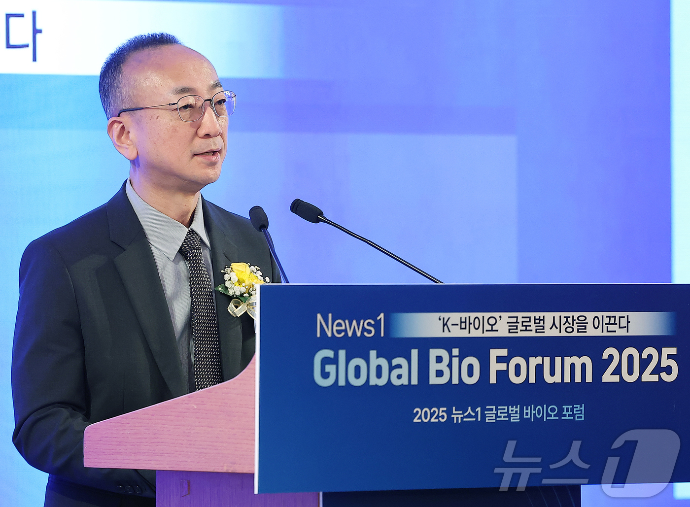(서울=뉴스1) 김진환 기자 = 김상봉 식품의약품안전처 의약품안전국장이 19일 오전 서울 중구 소공동 롯데호텔 사파이어볼룸에서 ‘K-바이오 글로벌 시장을 이끈다’를 주제로 열린 ' …