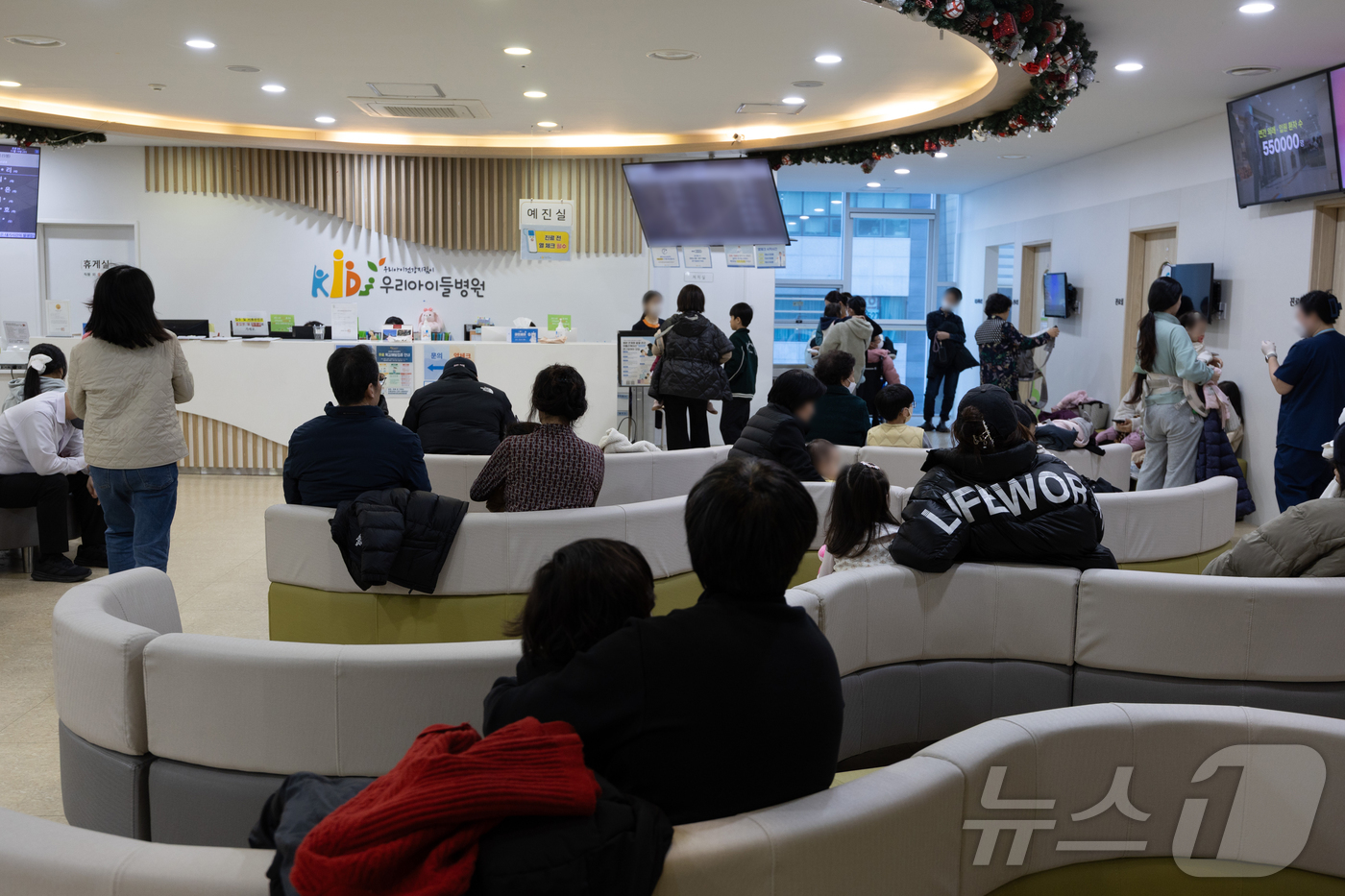 (서울=뉴스1) 이재명 기자 = 올해 인플루엔자(독감) 환자가 증가하고 있는 19일 서울의 한 어린이 전문병원에 환자들로 붐비고 있다.보건당국은 독감 유행이 최근 10년 중 가장 …