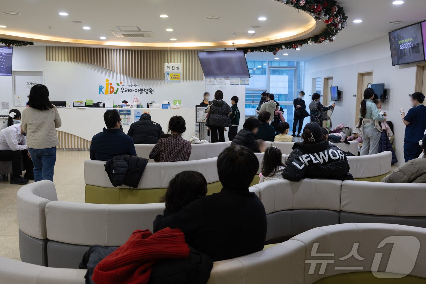 본문 이미지 - 올해 인플루엔자&#40;독감&#41; 환자가 증가하고 있는 19일 서울의 한 어린이 전문병원에 환자들로 붐비고 있다. 보건당국은 독감 유행이 최근 10년 중 가장 빠르게 시작되고, 환자 수 역시 같은 기간 동안 최대라며 65세 이상 어르신과 임신부 등의 예방접종을 당부했다. 2025.11.19/뉴스1 ⓒ News1 이재명 기자