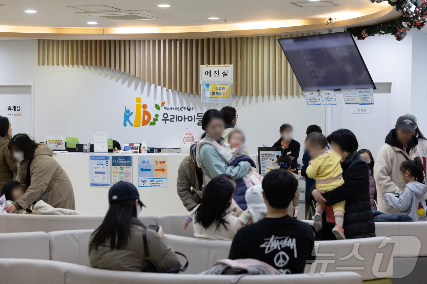 (서울=뉴스1) 이재명 기자 = 올해 인플루엔자(독감) 환자가 증가하고 있는 19일 서울의 한 어린이 전문병원에 환자들로 붐비고 있다.보건당국은 독감 유행이 최근 10년 중 가장 …