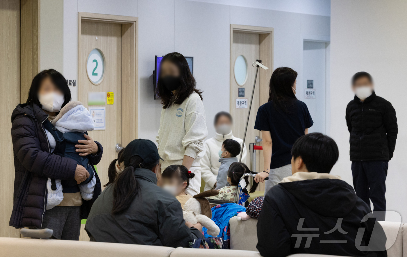 (서울=뉴스1) 이재명 기자 = 올해 인플루엔자(독감) 환자가 증가하고 있는 19일 서울의 한 어린이 전문병원에 환자들로 붐비고 있다.보건당국은 독감 유행이 최근 10년 중 가장 …