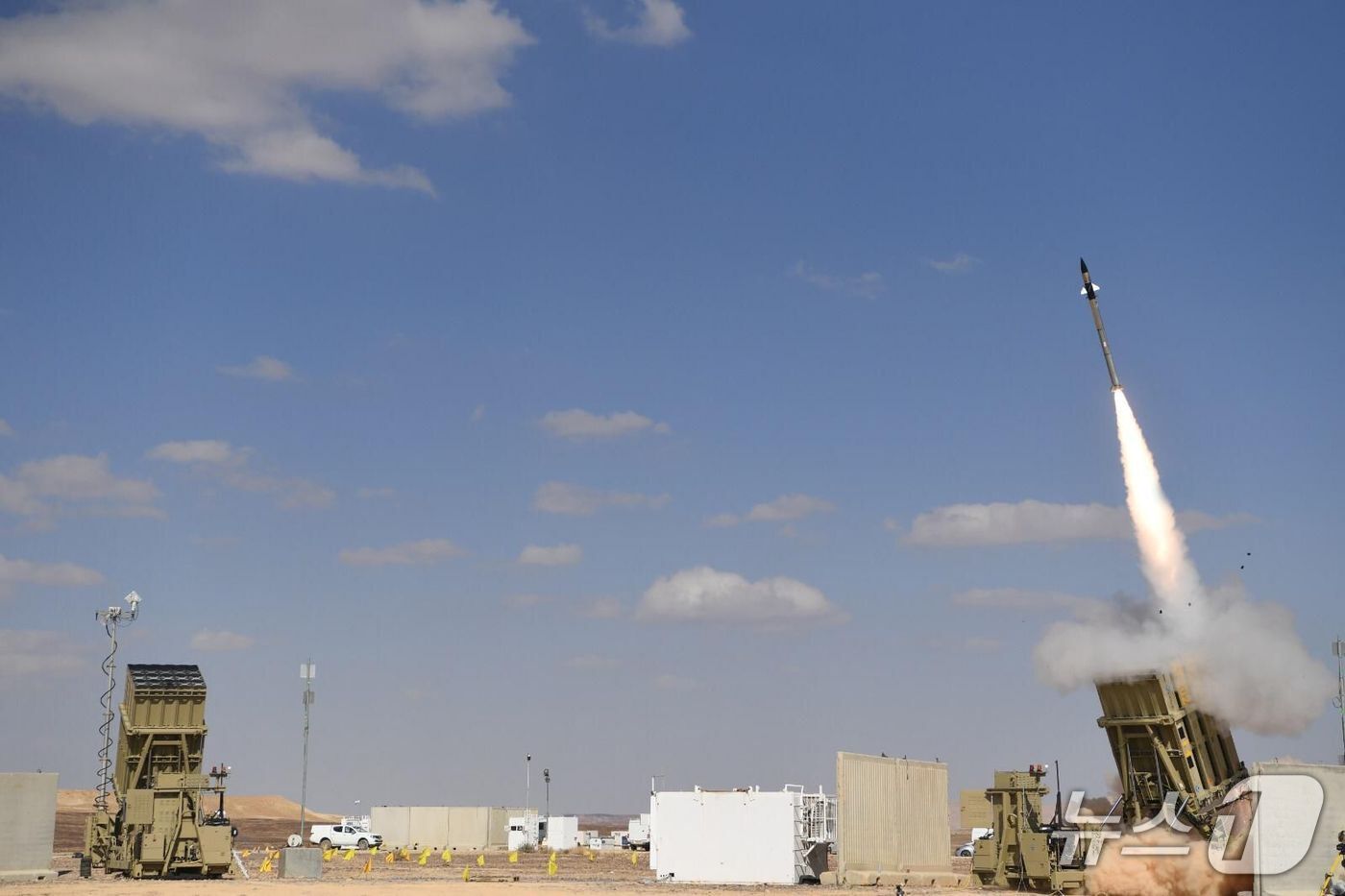 본문 이미지 - 이스라엘이 운용중인 아이언돔 포대. 4~70㎞ 가량 떨어진 거리에서 날아오는 드론과 단거리 로켓포, 포탄, 박격포 등을 요격하도록 설계됐는데 1발당 비용이 4만~5만달러&#40;약 5800만~7300만원&#41;다. 출처: 이스라엘 국방부