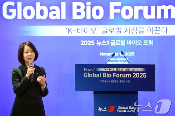 본문 이미지 - 최수진 국민의힘 의원이 19일 오전 서울 중구 소공동 롯데호텔 사파이어볼룸에서 ‘K-바이오 글로벌 시장을 이끈다’를 주제로 열린 &#39;뉴스1 글로벌바이오포럼&#40;GBF&#41; 2025’에 참석해 우리나라 제약바이오 산업의 잠재력에 대해 설명하고 있다. 2025.11.19/뉴스1 김진환 기자