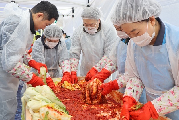 자생의료재단, 김장김치 800㎏ 나눔…한파 속 150세대 지원