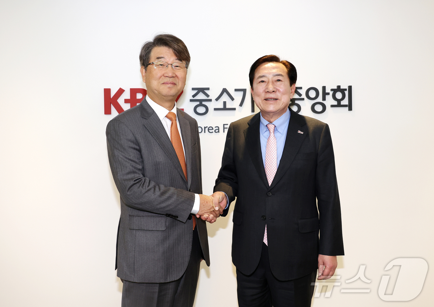 (서울=뉴스1) = 김지형 신임 경제사회노동위원장이 19일 서울 여의도 중소기업중앙회에서 김기문 중소기업중앙회 회장과 상견례 자리를 갖고, 중소기업계 고용노동 현안과 사회적 대화에 …