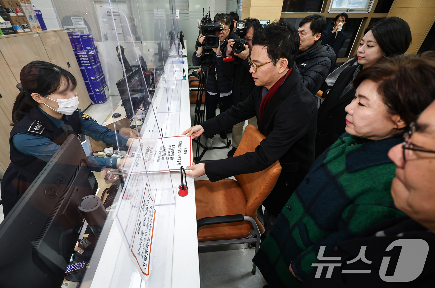 (서울=뉴스1) 김도우 기자 = 박정훈 국민의힘 의원이 19일 서울 종로구 서울지방경찰청 민원실을 찾아 김민석 국무총리를 관권선거 개입 의혹 관련 공직선거법 및 국가공무원법 위반 …