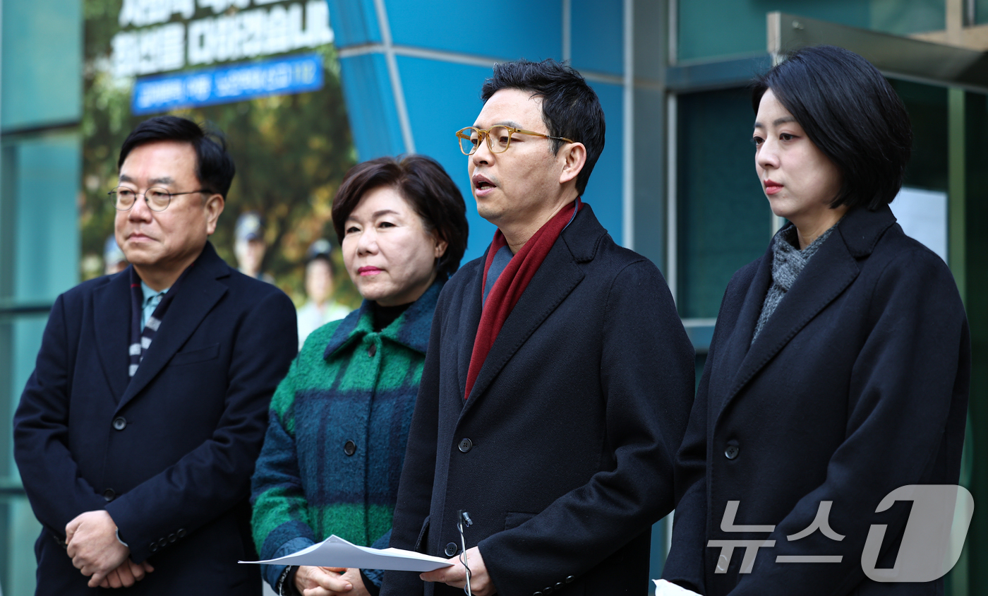 (서울=뉴스1) 김도우 기자 = 박정훈 국민의힘 의원이 19일 서울 종로구 서울지방경찰청 민원실을 찾아 김민석 국무총리를 관권선거 개입 의혹 관련 공직선거법 및 국가공무원법 위반 …