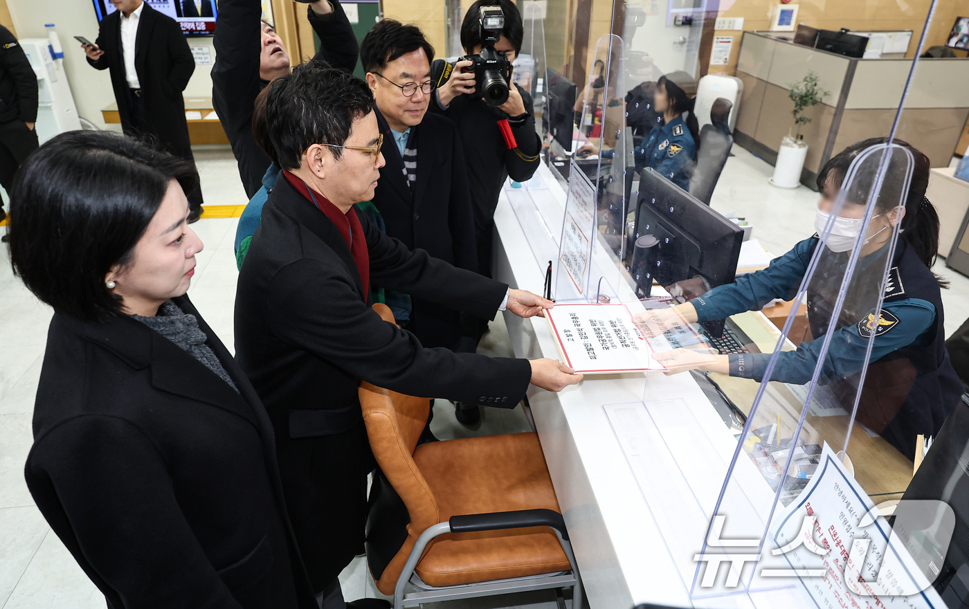 (서울=뉴스1) 김도우 기자 = 박정훈 국민의힘 의원이 19일 서울 종로구 서울지방경찰청 민원실을 찾아 김민석 국무총리를 관권선거 개입 의혹 관련 공직선거법 및 국가공무원법 위반 …