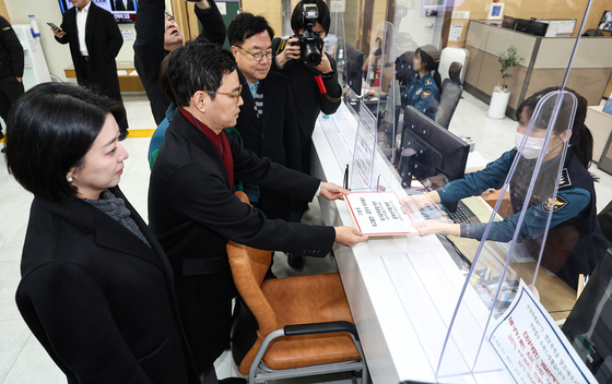 김민석 국무총리 고발장 제출하는 국민의힘 의원들