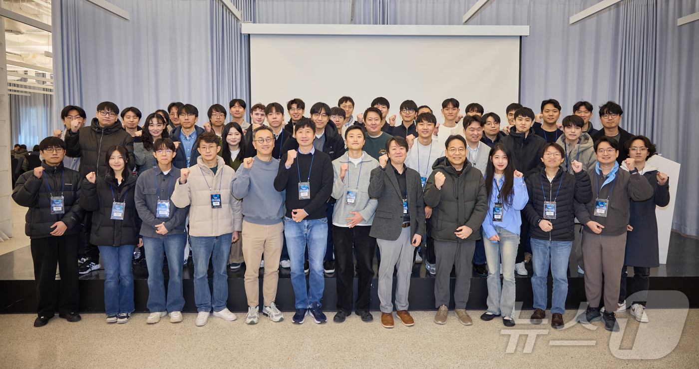 (서울=뉴스1) = 과학기술정보통신부 ‘독자 AI 파운데이션 모델’ 프로젝트에 참여중인 SK텔레콤 정예팀이 대학생, AI 연구자들과 함께한 ‘2025 파운데이션 모델 테크 워크숍’ …
