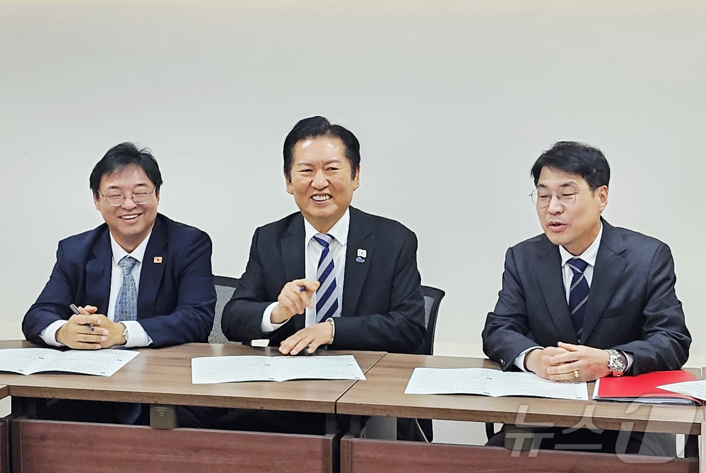 (대구=뉴스1) 남승렬 기자 = 정청래 더불어민주당 대표 등 민주당 지도부가 19일 오전 대구 중구 삼덕동 민주당 대구시당에서 김정기 대구시장 권한대행 행정부시장을 만나 지역 현안 …