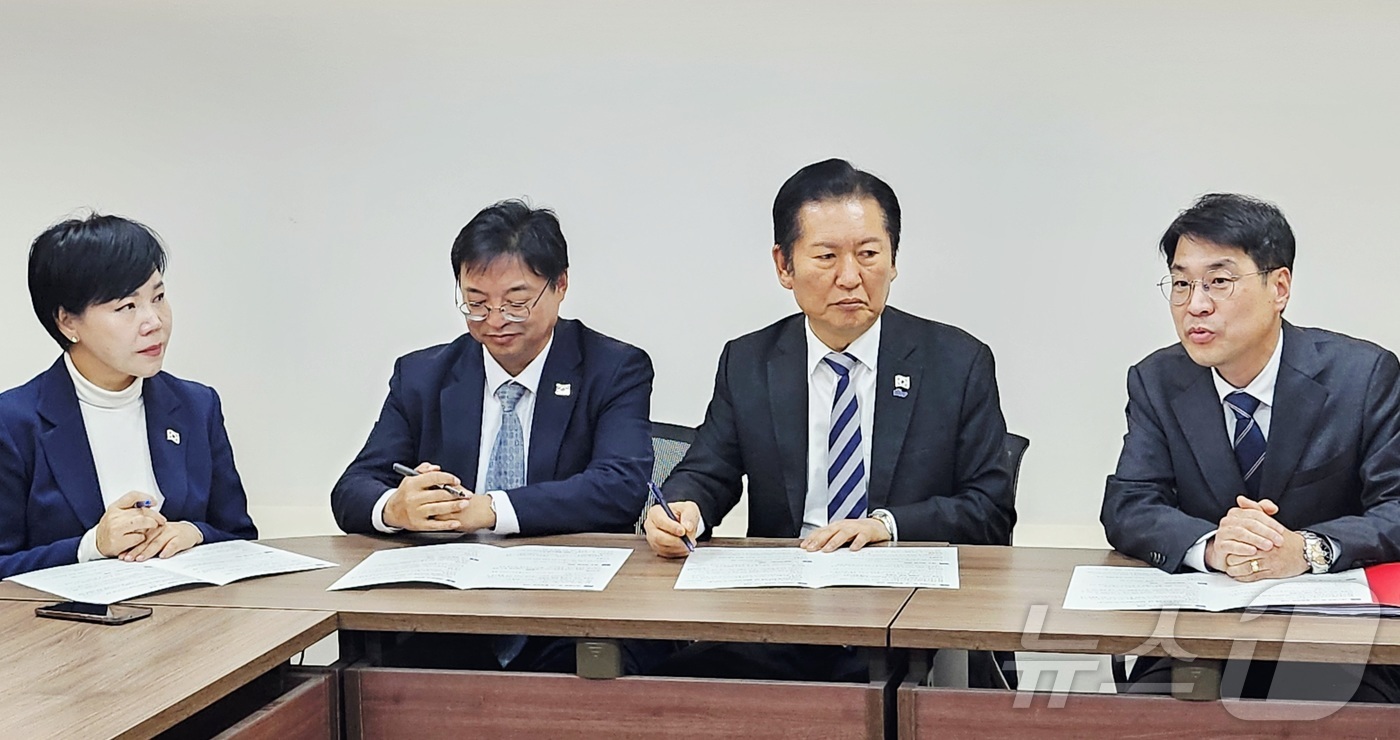 (대구=뉴스1) 남승렬 기자 = 정청래 더불어민주당 대표 등 민주당 지도부가 19일 오전 대구 중구 삼덕동 민주당 대구시당에서 김정기 대구시장 권한대행 행정부시장을 만나 지역 현안 …