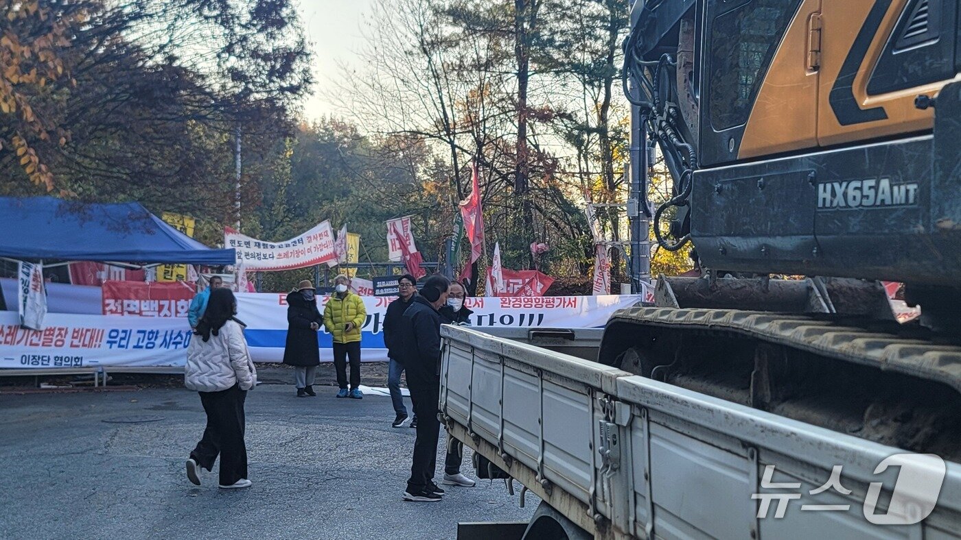 본문 이미지 - 19일 오전 충북 청주시 현도면 재활용선별센터 시공사가 준비한 중장비가 사업부지에 진입하지 못한 채 주차돼 있다.2025.11.19./뉴스1 임양규 기자