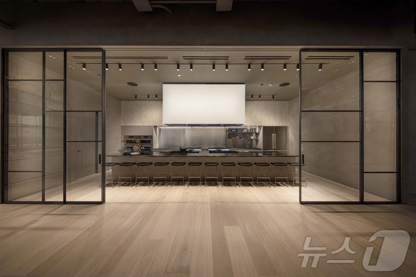 (서울=뉴스1) = LG전자의 초프리미엄 빌트인 가전 브랜드 ‘SKS’가 미국 시카고에 위치한 '더 마트'에 새로운 쇼룸을 열고 글로벌 고객과의 접점을 확대한다고 19일 밝혔다. …