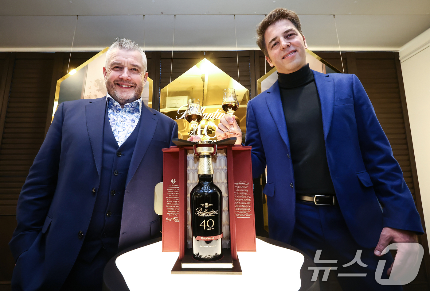 (서울=뉴스1) 김민지 기자 = 19일 오전 서울 강남구 까사알렉시스 도산점에서 발레타인 마스터 블렌더 샌디 히슬롭(왼쪽)과 페르노리카 코리아 마케팅 총괄 전무 미겔 파스칼이 '발 …