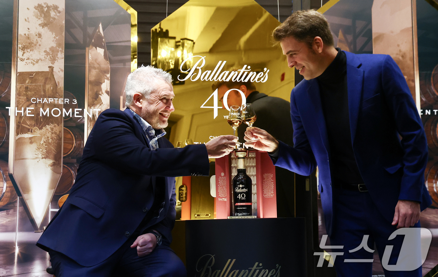 (서울=뉴스1) 김민지 기자 = 19일 오전 서울 강남구 까사알렉시스 도산점에서 발레타인 마스터 블렌더 샌디 히슬롭과 페르노리카 코리아 마케팅 총괄 전무 미겔 파스칼이 '발렌타인 …