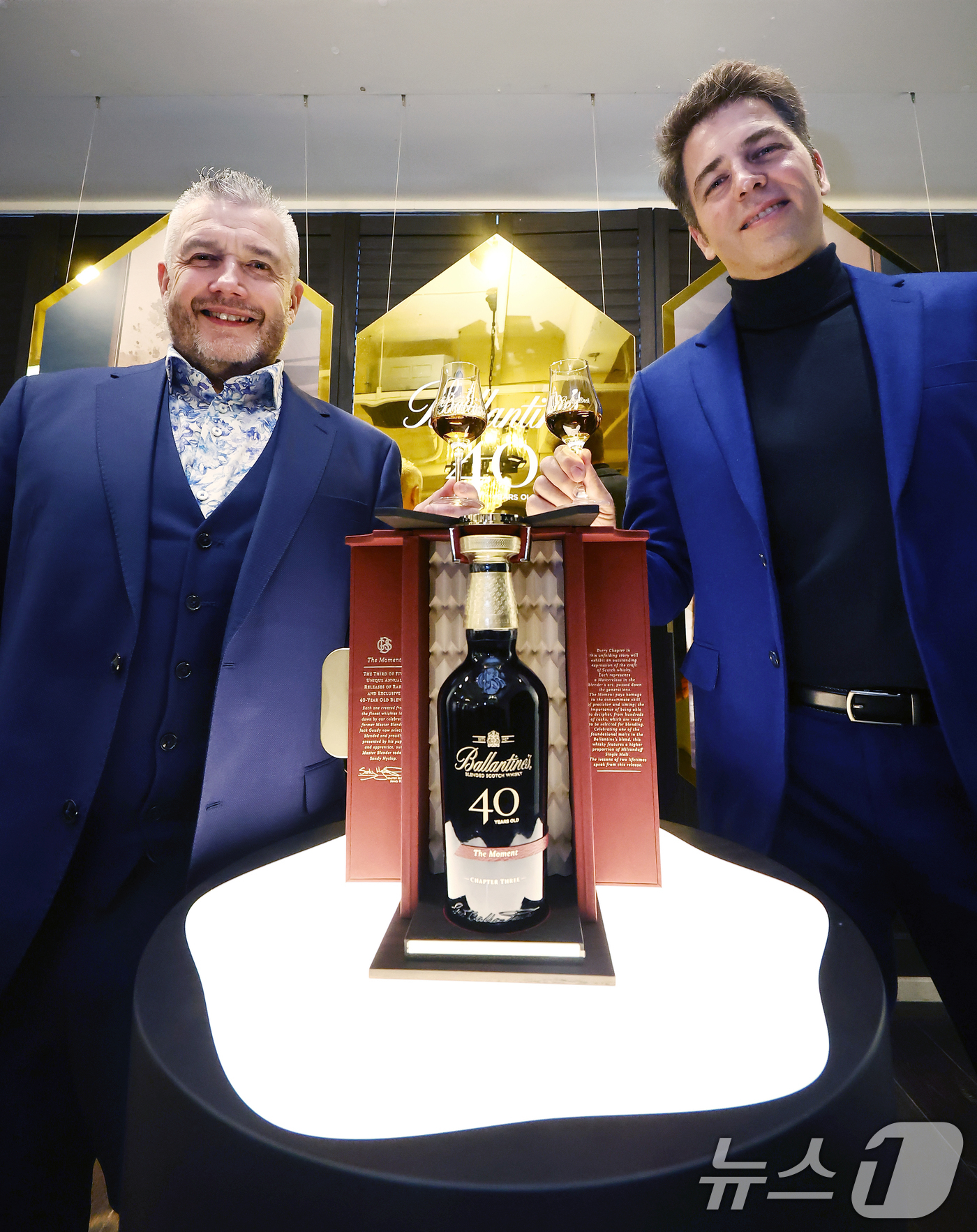 (서울=뉴스1) 김민지 기자 = 19일 오전 서울 강남구 까사알렉시스 도산점에서 발레타인 마스터 블렌더 샌디 히슬롭(왼쪽)과 페르노리카 코리아 마케팅 총괄 전무 미겔 파스칼이 '발 …