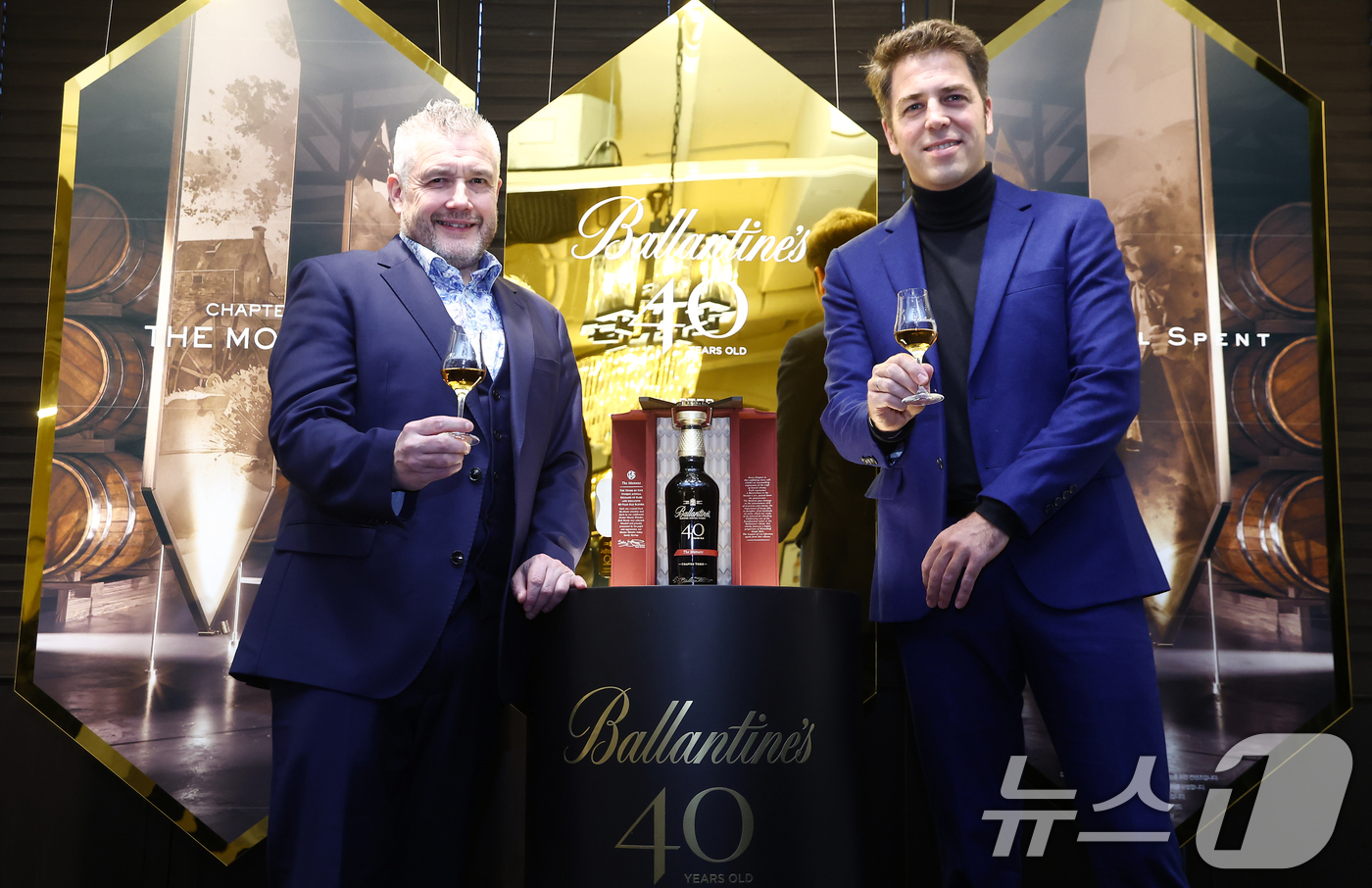 (서울=뉴스1) 김민지 기자 = 19일 오전 서울 강남구 까사알렉시스 도산점에서 발레타인 마스터 블렌더 샌디 히슬롭(왼쪽)과 페르노리카 코리아 마케팅 총괄 전무 미겔 파스칼이 '발 …