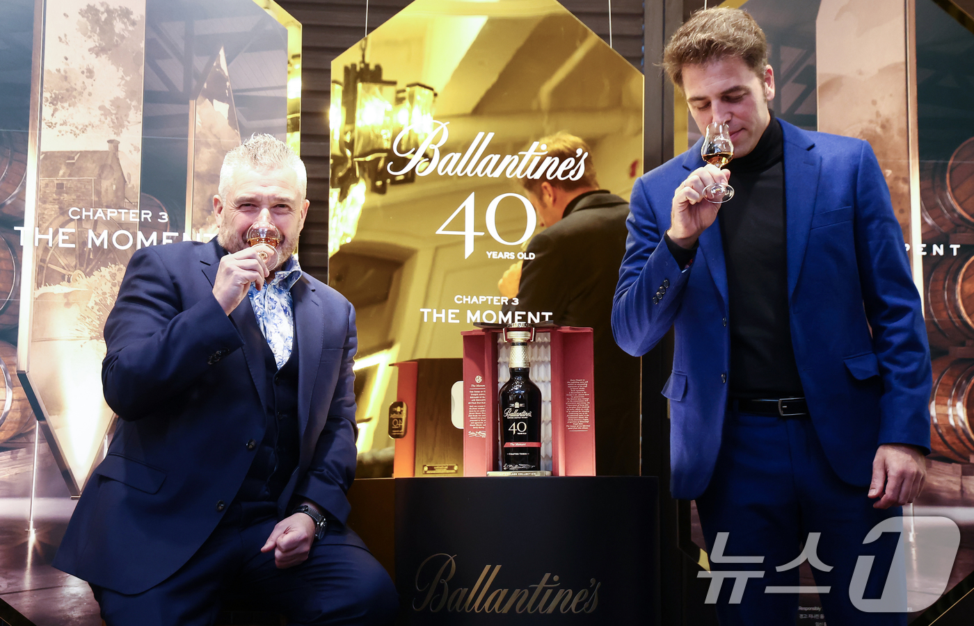 (서울=뉴스1) 김민지 기자 = 19일 오전 서울 강남구 까사알렉시스 도산점에서 발레타인 마스터 블렌더 샌디 히슬롭 페르노리카 코리아 마케팅 총괄 전무 미겔 파스칼이 '발렌타인 4 …