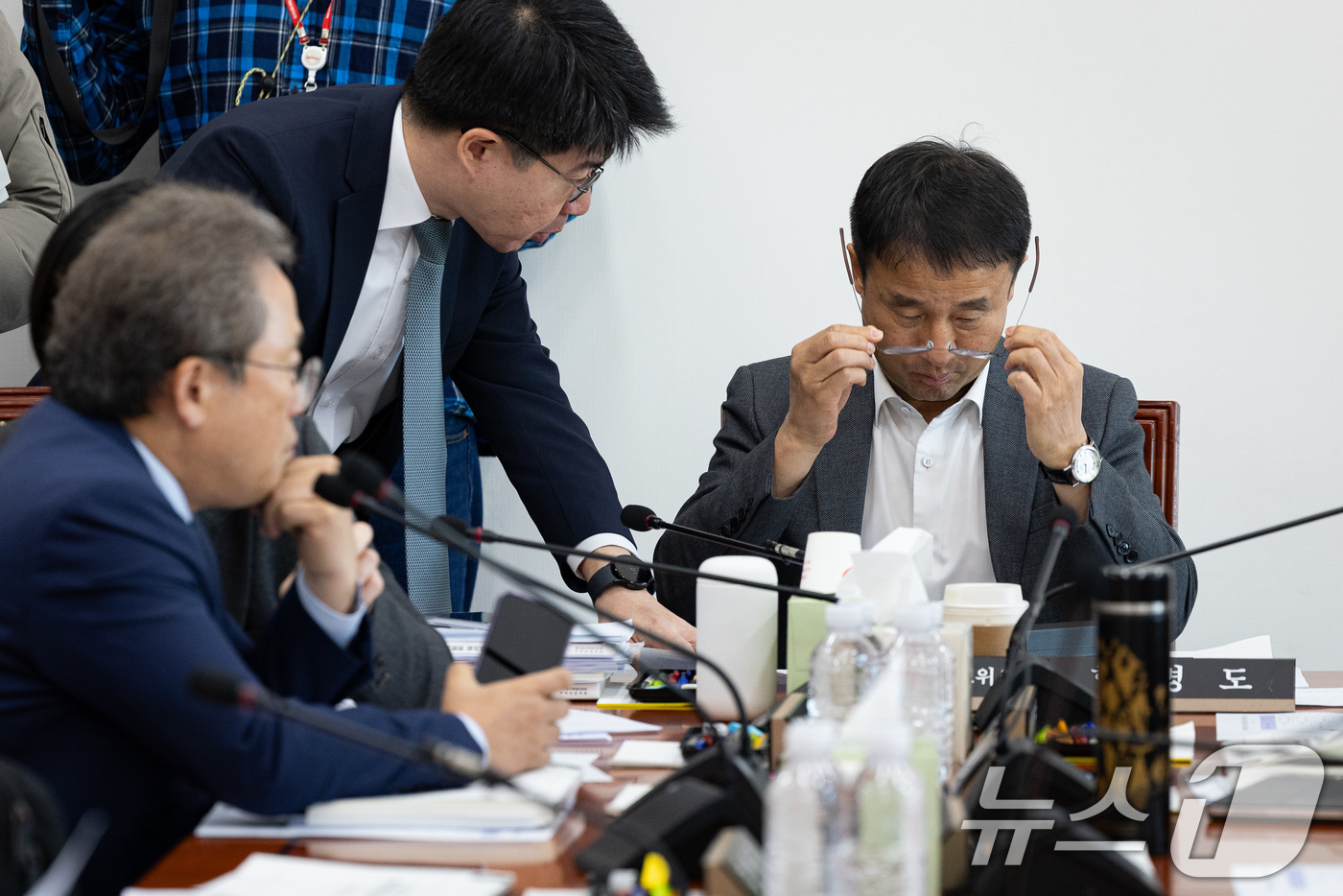 (서울=뉴스1) 유승관 기자 = 한병도 국회 예산결산특별위원장이 19일 서울 여의도 국회에서 열린 제429회 국회(정기회) 제3차 예산안등조정소위원회에서 안경을 쓰고 있다. 202 …