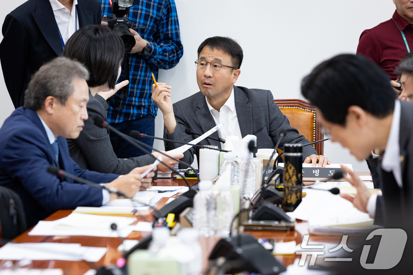 (서울=뉴스1) 유승관 기자 = 한병도 국회 예산결산특별위원장이 19일 서울 여의도 국회에서 열린 제429회 국회(정기회) 제3차 예산안등조정소위원회에서 이소영 더불어민주당 간사와 …