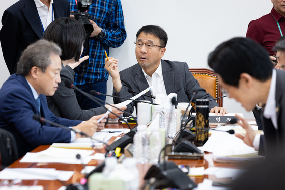 "내로남불·안면몰수" "계엄 때문"…예결위, '李정부 예비비' 설전(종합)