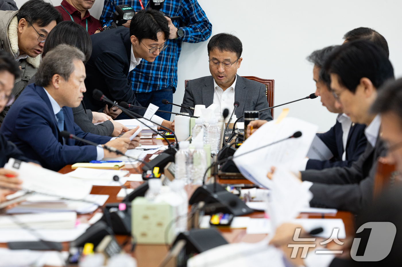 (서울=뉴스1) 유승관 기자 = 한병도 국회 예산결산특별위원장이 19일 서울 여의도 국회에서 열린 제429회 국회(정기회) 제3차 예산안등조정소위원회에서 자료를 살피고 있다. 20 …