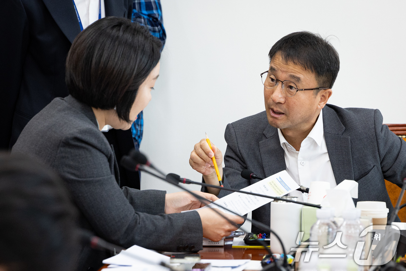 (서울=뉴스1) 유승관 기자 = 한병도 국회 예산결산특별위원장이 19일 서울 여의도 국회에서 열린 제429회 국회(정기회) 제3차 예산안등조정소위원회에서 이소영 더불어민주당 간사와 …