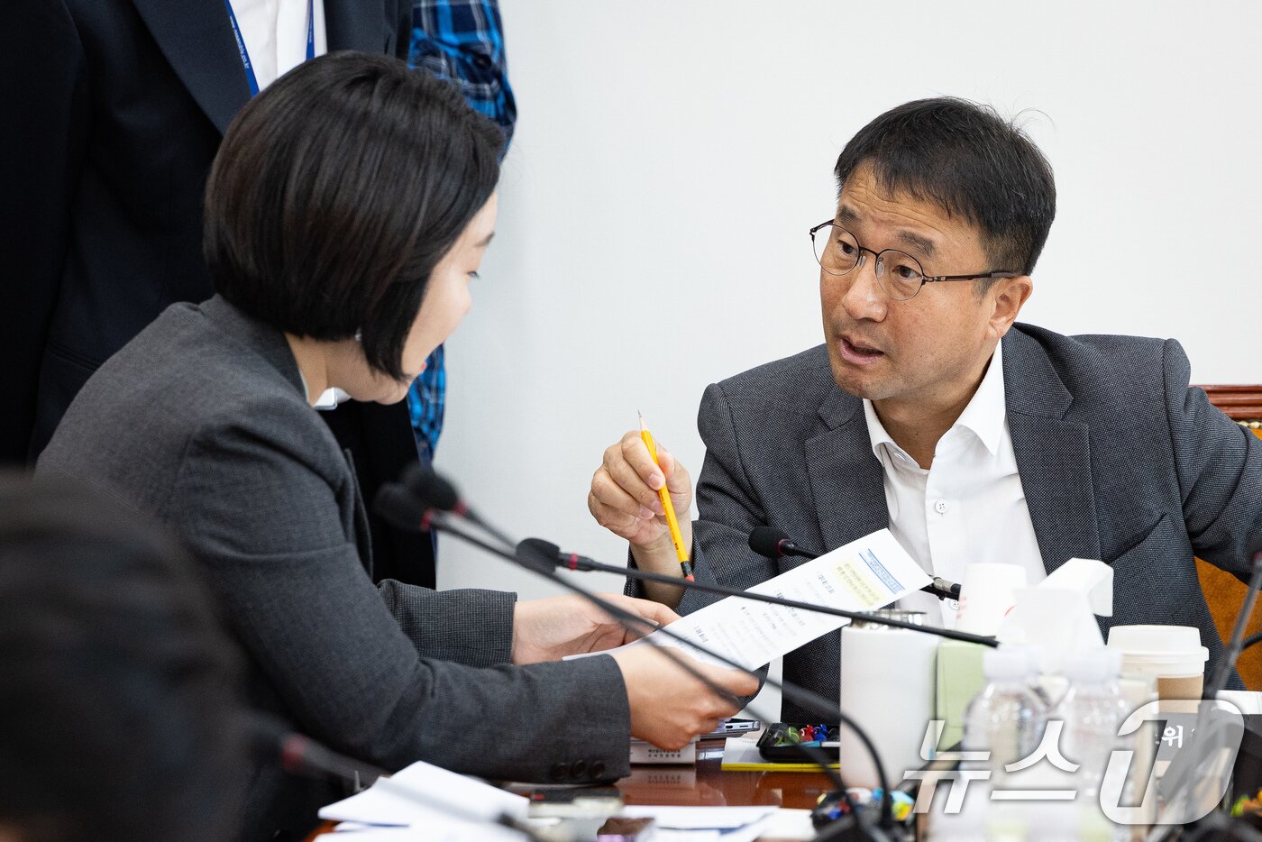 본문 이미지 - 한병도 국회 예산결산특별위원장이 19일 서울 여의도 국회에서 열린 제429회 국회(정기회) 제3차 예산안등조정소위원회에서 이소영 더불어민주당 간사와 대화하고 있다. 2025.11.19/뉴스1 ⓒ News1 유승관 기자