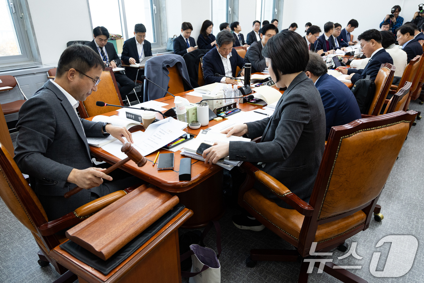 (서울=뉴스1) 유승관 기자 = 한병도 국회 예산결산특별위원장이 19일 서울 여의도 국회에서 열린 제429회 국회(정기회) 제3차 예산안등조정소위원회에서 의사봉을 두드리고 있다. …