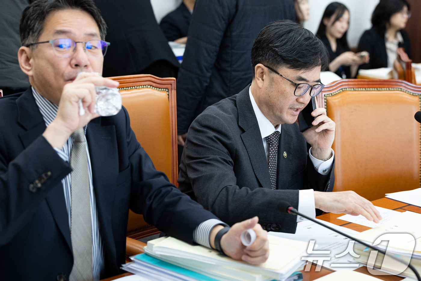 (서울=뉴스1) 유승관 기자 = 임기근 기획재정부 2차관이 19일 서울 여의도 국회에서 열린 제429회 국회(정기회) 제3차 예산안등조정소위원회에 출석해 전화통화를 하고 있다. 2 …