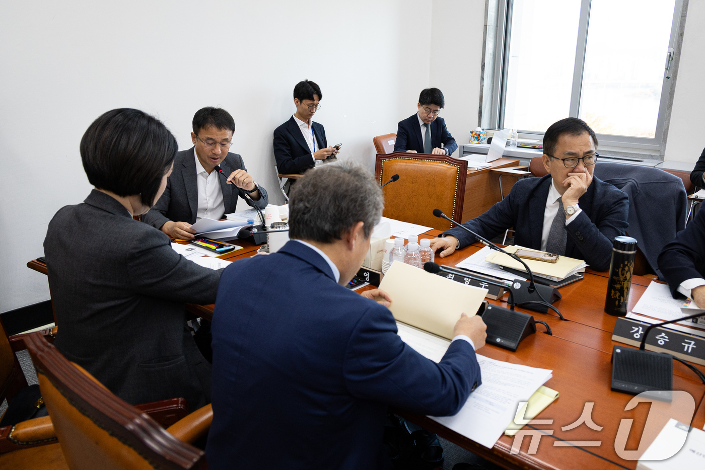 (서울=뉴스1) 유승관 기자 = 한병도 국회 예산결산특별위원장이 19일 서울 여의도 국회에서 열린 제429회 국회(정기회) 제3차 예산안등조정소위원회를 주재하고 있다. 2025.1 …