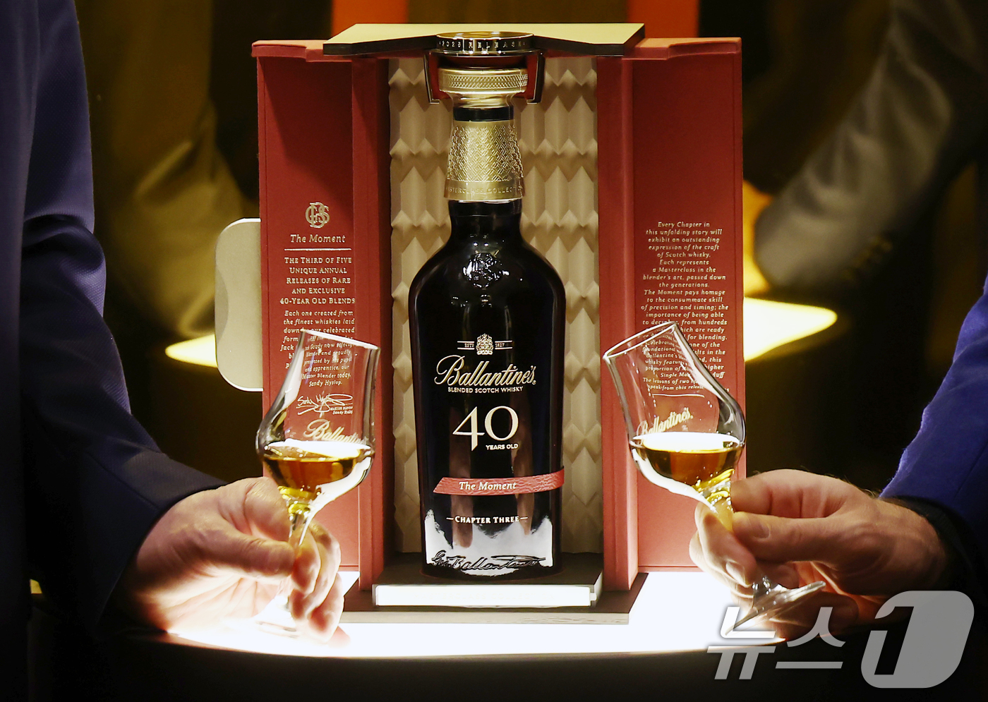 (서울=뉴스1) 김민지 기자 = 19일 오전 서울 강남구 까사알렉시스 도산점에서 '발렌타인 40년 마스터클래스 컬렉션 더 모먼트'가 소개되고 있다.'발렌타인 40년 마스터클래스 컬 …