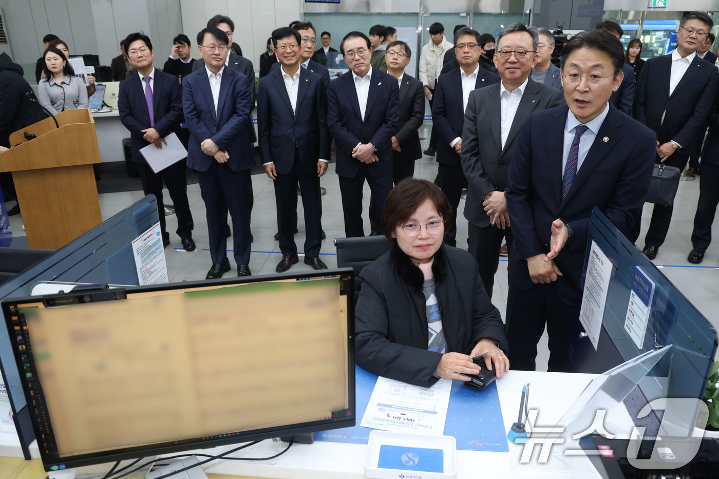 (서울=뉴스1) 이광호 기자 = 권대영 금융위원회 부위원장(앞줄 오른쪽)이 19일 오전 서울 중구 신한은행 광교영엉부 영업점을 찾아 한 고객의 오프라인 오픈뱅킹·마이데이터 서비스를 …