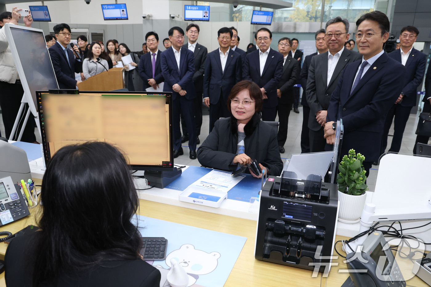 (서울=뉴스1) 이광호 기자 = 권대영 금융위원회 부위원장(앞줄 오른쪽)이 19일 오전 서울 중구 신한은행 광교영엉부 영업점을 찾아 한 고객의 오프라인 오픈뱅킹·마이데이터 서비스를 …