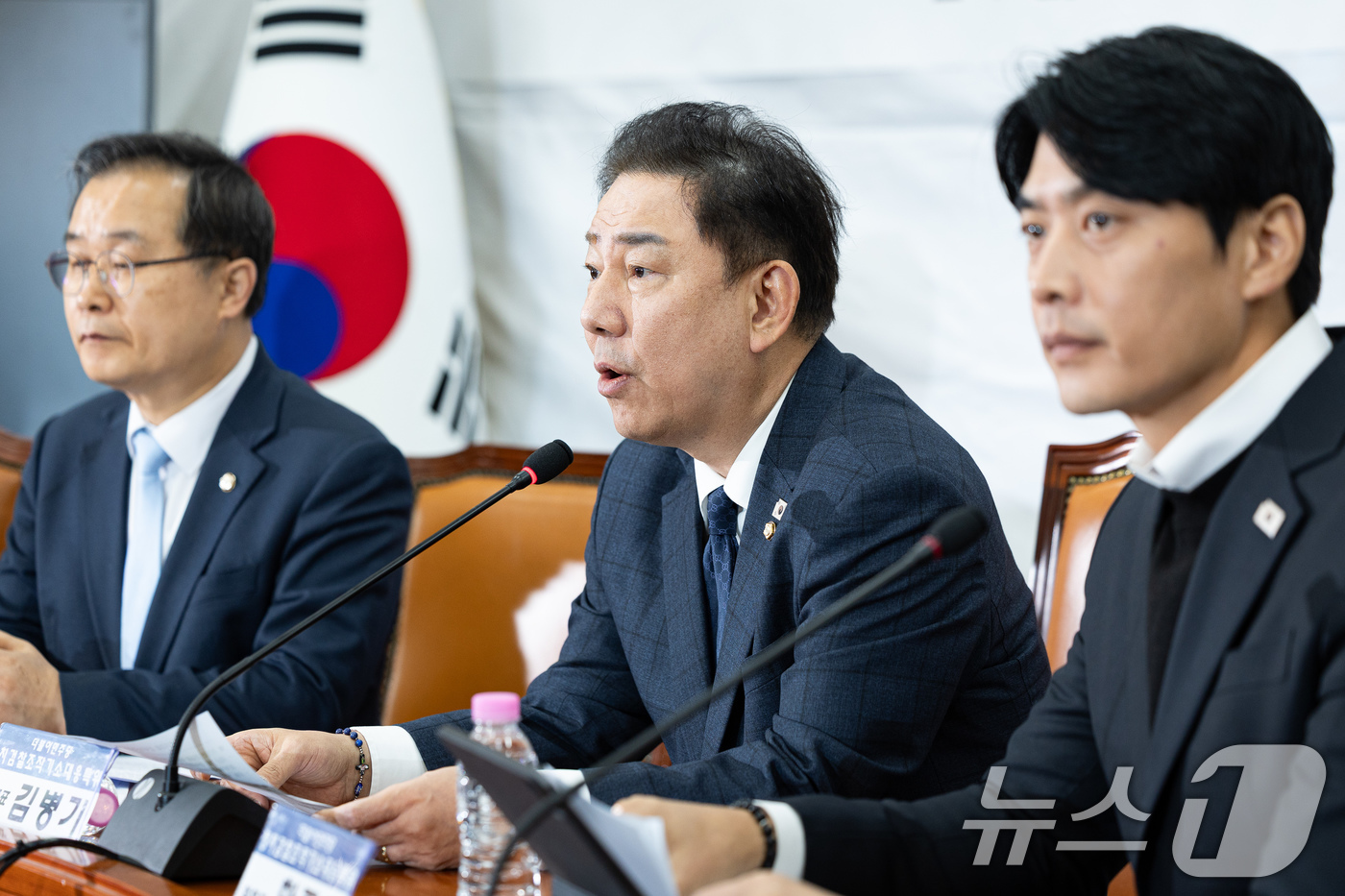 (서울=뉴스1) 유승관 기자 = 김병기 더불어민주당 원내대표가 19일 서울 여의도 국회에서 열린 정치검찰 조작기소대응 특별위원회 전체회의에서 모두 발언을 하고 있다. 2025.11 …