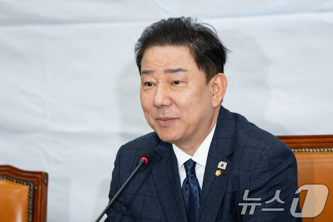 (서울=뉴스1) 유승관 기자 = 김병기 더불어민주당 원내대표가 19일 서울 여의도 국회에서 열린 정치검찰 조작기소대응 특별위원회 전체회의에서 모두 발언을 하고 있다. 2025.11 …