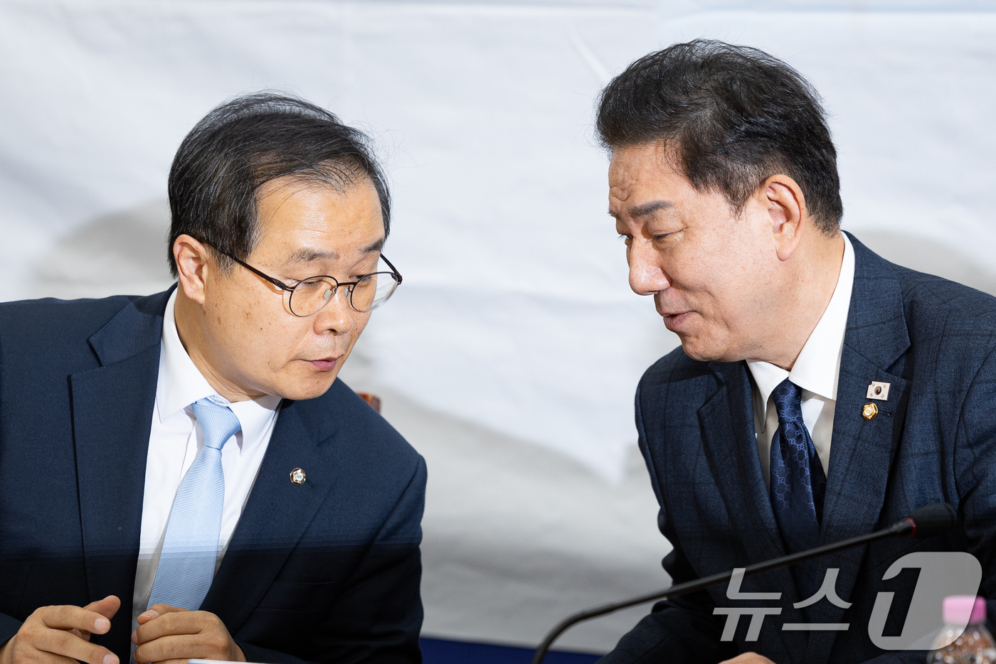 (서울=뉴스1) 유승관 기자 = 김병기 더불어민주당 원내대표가 19일 서울 여의도 국회에서 열린 정치검찰 조작기소대응 특별위원회 전체회의에서 이건태 부위원장과 대화하고 있다. 20 …