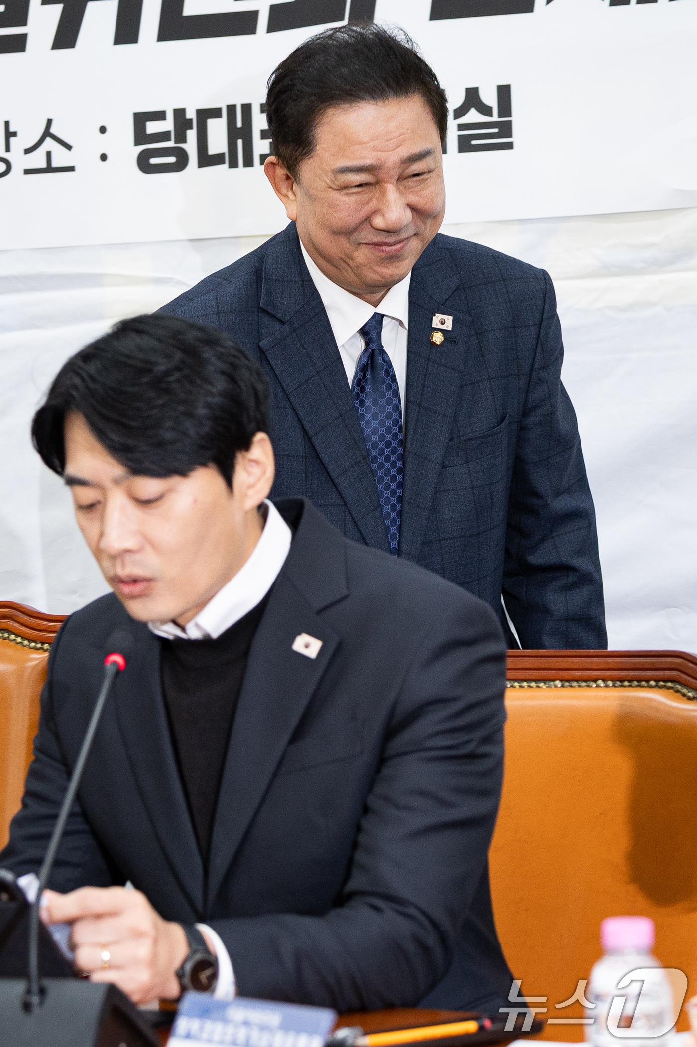 (서울=뉴스1) 유승관 기자 = 김병기 더불어민주당 원내대표가 19일 서울 여의도 국회에서 열린 정치검찰 조작기소대응 특별위원회 전체회의에서 모두 발언 후 이석하고 있다. 2025 …