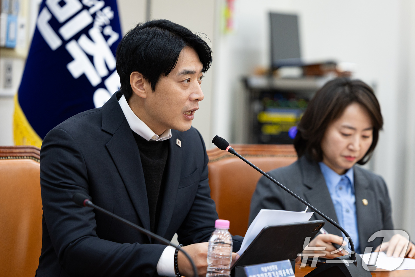 (서울=뉴스1) 유승관 기자 = 한준호 더불어민주당 정치검찰 조작기소대응 특별위원장이 19일 서울 여의도 국회에서 열린 정치검찰 조작기소대응 특별위원회 전체회의에서 모두 발언을 하 …