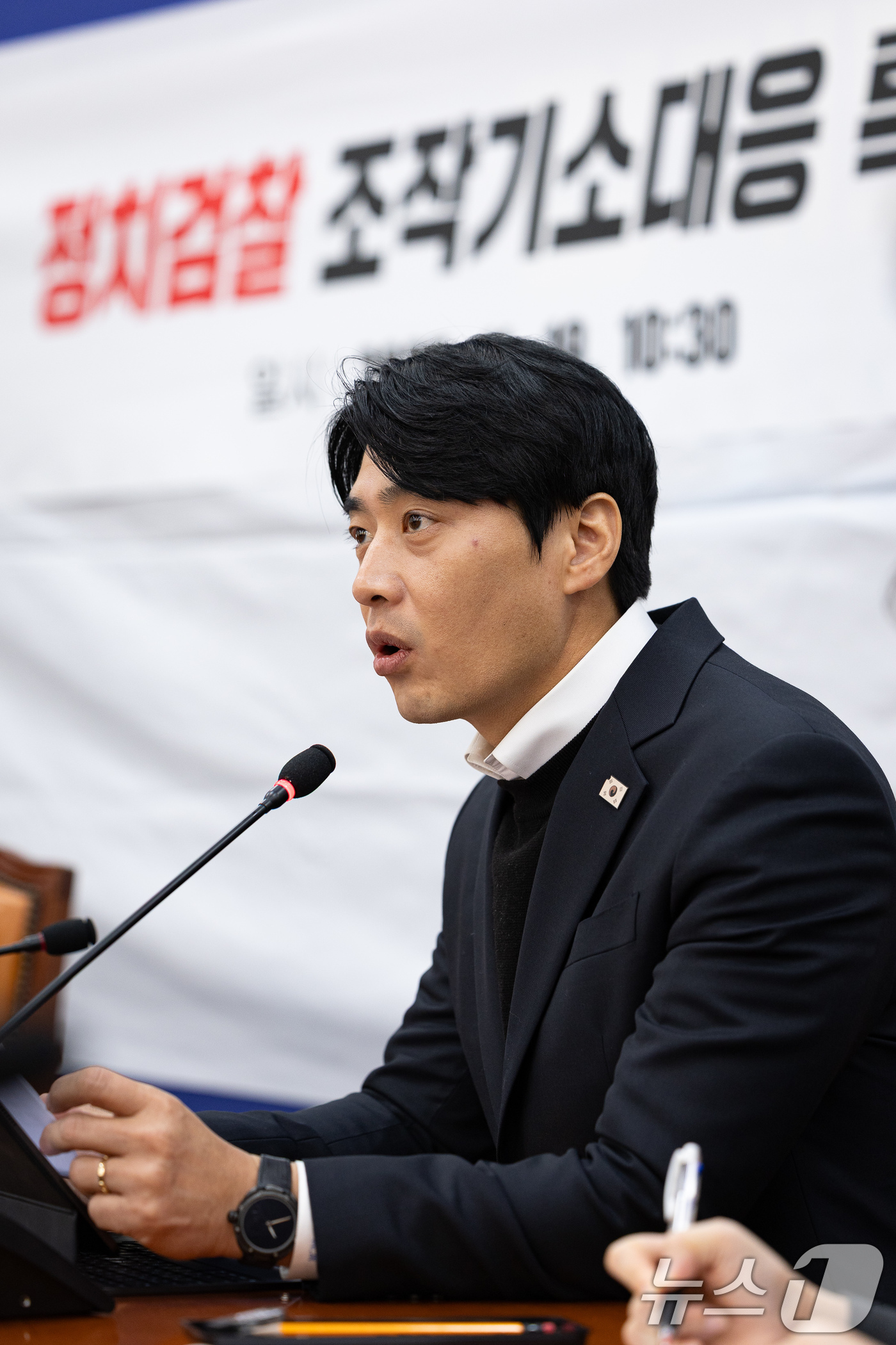 (서울=뉴스1) 유승관 기자 = 한준호 더불어민주당 정치검찰 조작기소대응 특별위원장이 19일 서울 여의도 국회에서 열린 정치검찰 조작기소대응 특별위원회 전체회의에서 모두 발언을 하 …